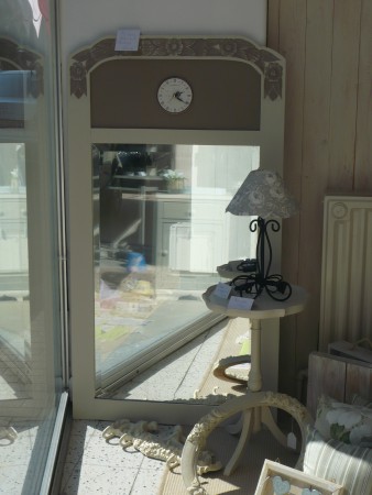 Grand miroir craie/taupe avec horloge intégrée